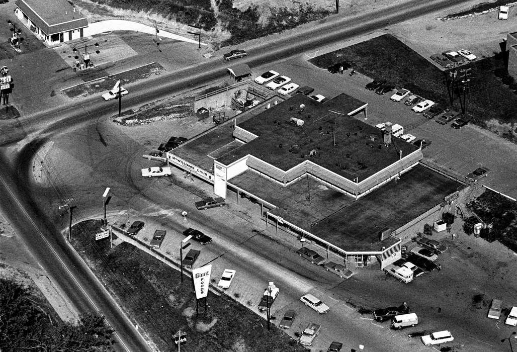 Businesses and Factories, car, Iowa History, grocery store, Iowa, Motorized Vehicles, parking lot, Lemberger, LeAnn, Ottumwa, IA, Aerial Shots, history of Iowa, sign