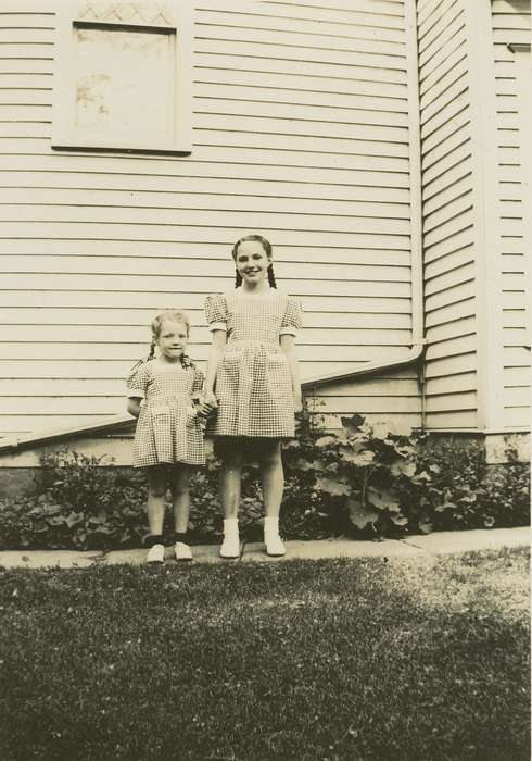 Portraits - Group, Iowa History, Iowa, Neymeyer, Robert, dress, Parkersburg, IA, Children, history of Iowa