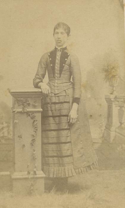 carte de visite, IA, Iowa, girl, high collar, Olsson, Ann and Jons, Portraits - Individual, history of Iowa, painted backdrop, collared dresses, brooch, Iowa History