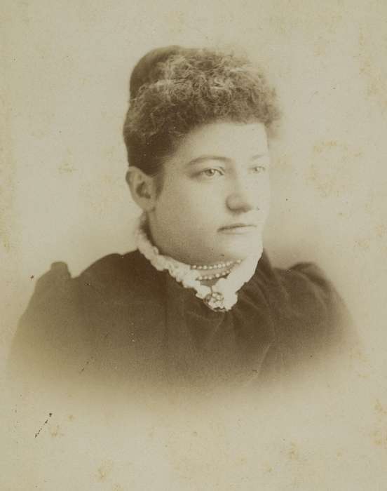 Iowa, woman, Grand Junction, IA, Olsson, Ann and Jons, Portraits - Individual, pearls, history of Iowa, lace collar, brooch, cabinet photo, Iowa History