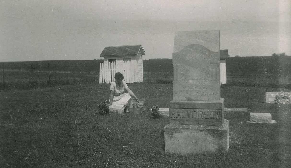 Cemeteries and Funerals, flowers, IA, history of Iowa, Iowa History, Fink-Bowman, Janna, grave, Iowa