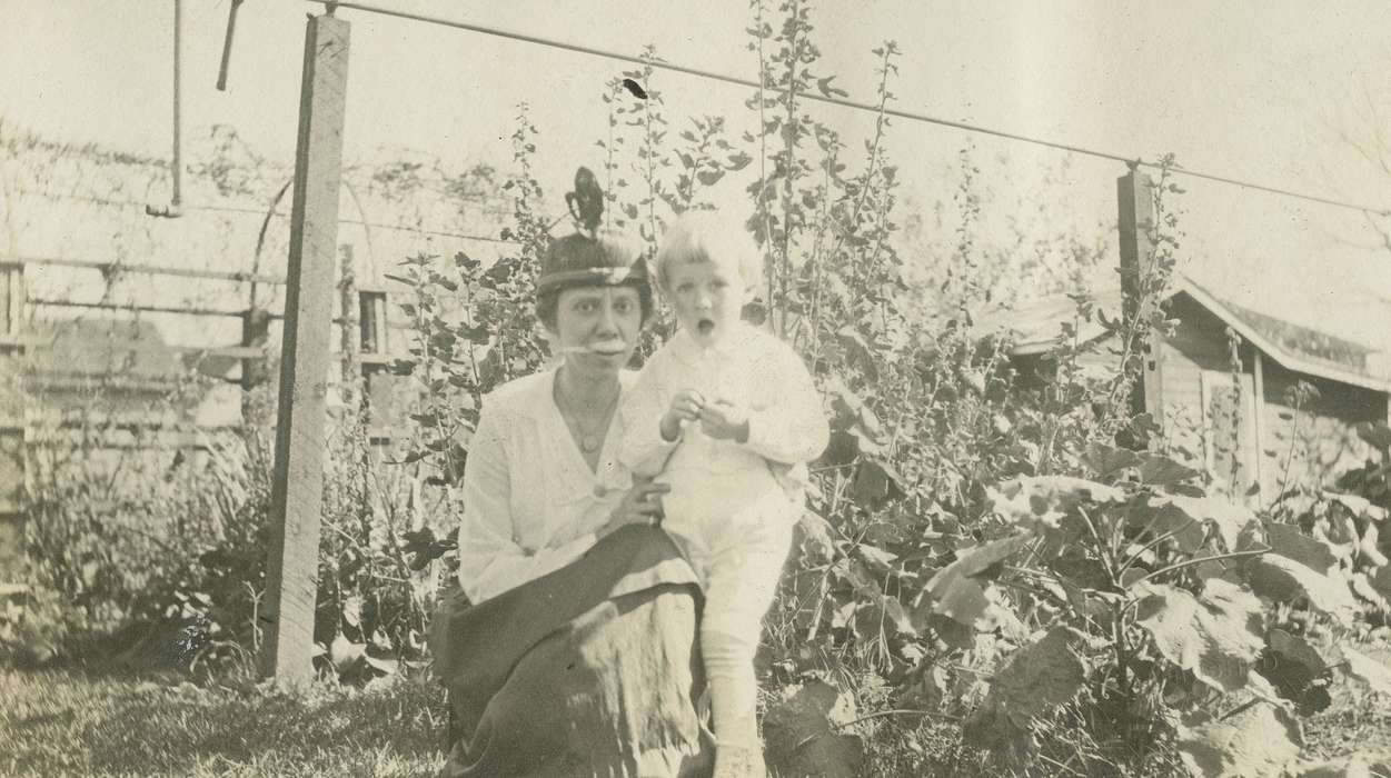 mother, Iowa History, McMurray, Doug, Children, Iowa, Webster City, IA, history of Iowa, Portraits - Group, garden, hat
