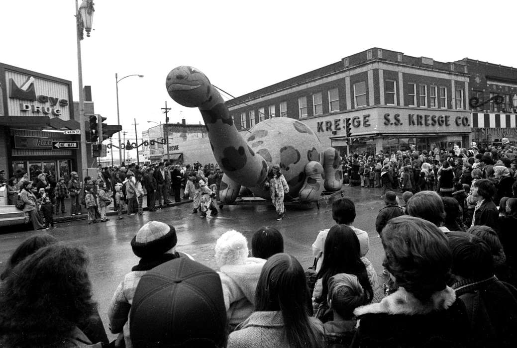 float, parade, Families, balloon, Businesses and Factories, Cities and Towns, dinosaur, Main Streets & Town Squares, main street, history of Iowa, Iowa History, Ottumwa, IA, Entertainment, storefront, store, crowd, clown, Iowa, Lemberger, LeAnn, Children