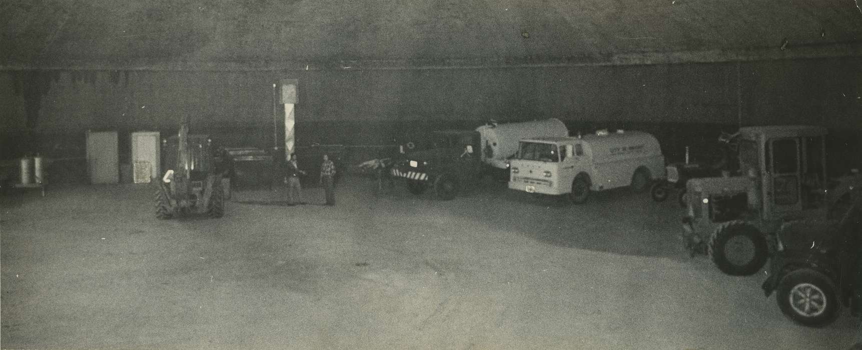 truck, Motorized Vehicles, Waverly Public Library, Waverly, IA, Iowa, history of Iowa, Iowa History, Businesses and Factories, people