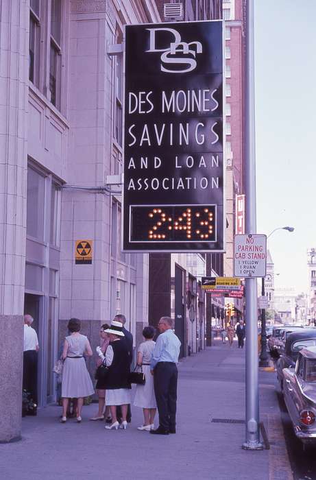 Businesses and Factories, bank, Koscielak, Susan J., Cities and Towns, Iowa History, Iowa, Des Moines, IA, sidewalk, Main Streets & Town Squares, history of Iowa