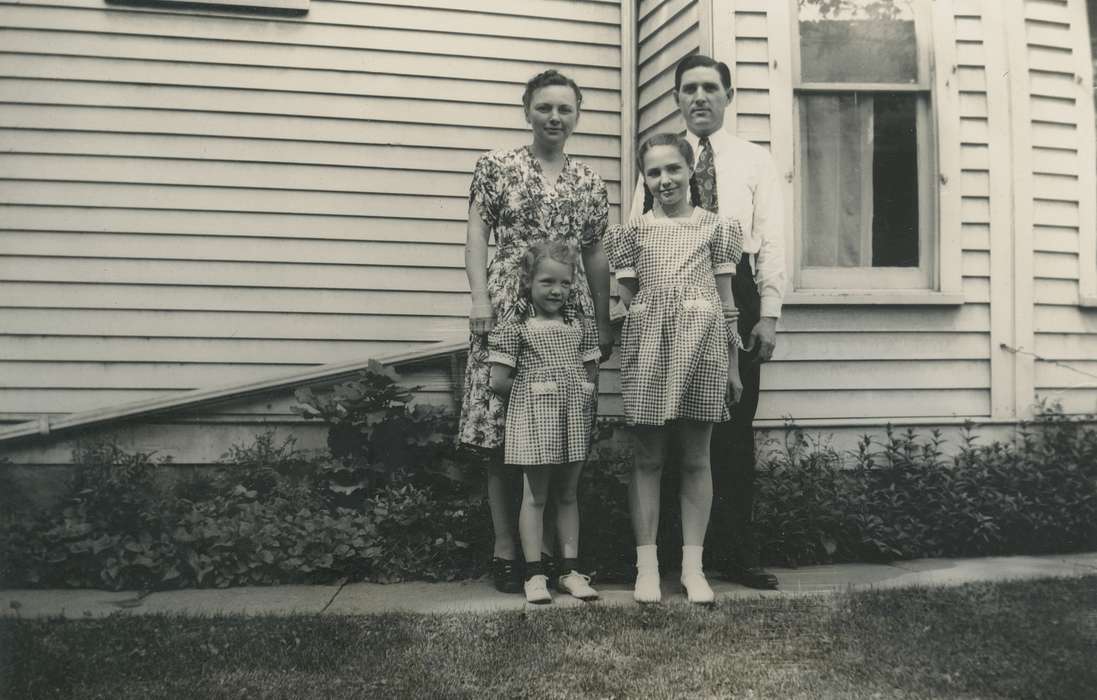 Portraits - Group, Iowa History, Iowa, Families, Neymeyer, Robert, dress, Parkersburg, IA, history of Iowa