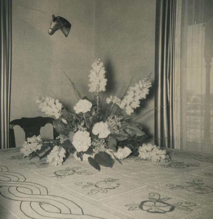 centerpiece, table cloth, Iowa History, flowers, tablecloth, Iowa, history of Iowa, curtain, Homes, flower, horse, Spilman, Jessie Cudworth, decoration