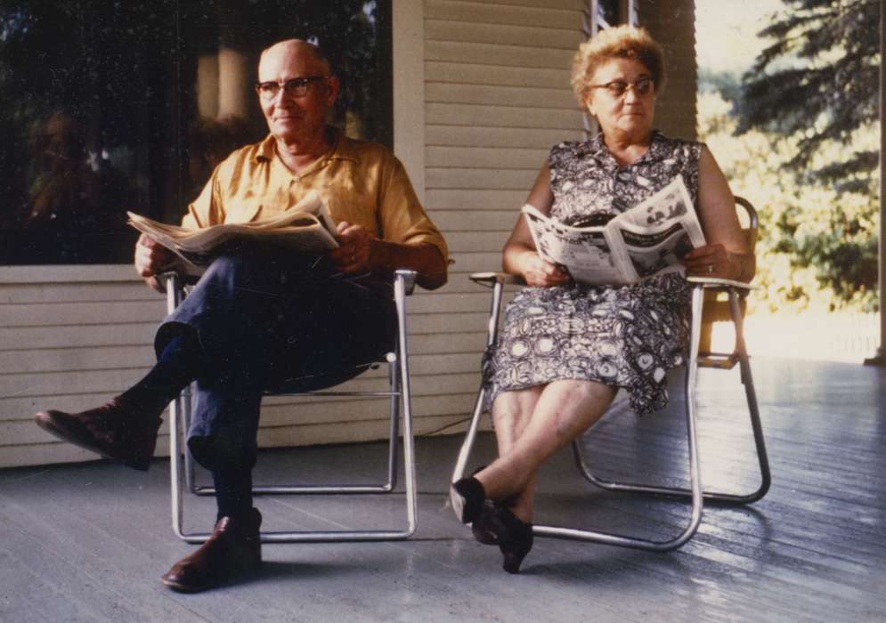 Moss, Ruth, Iowa History, newspaper, Leisure, Iowa, history of Iowa, Portraits - Group, porch, Hull, IA