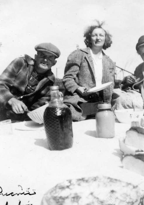 Hahn, Cindy, Iowa History, Leisure, Iowa, history of Iowa, Portraits - Group, Sumner, IA, Food and Meals, picnic