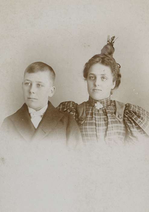 Portraits - Group, Grundy Center, IA, history of Iowa, Iowa History, woman, plaid, man, cabinet photo, Iowa, Olsson, Ann and Jons, Children