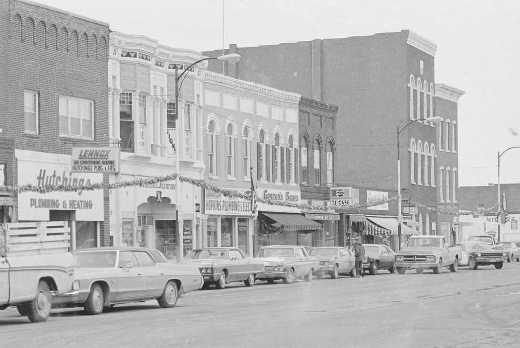 Main Streets & Town Squares, Bloomfield, IA, history of Iowa, Iowa History, Lemberger, LeAnn, storefront, Motorized Vehicles, Businesses and Factories, store, car, street light, Iowa, Cities and Towns, sign