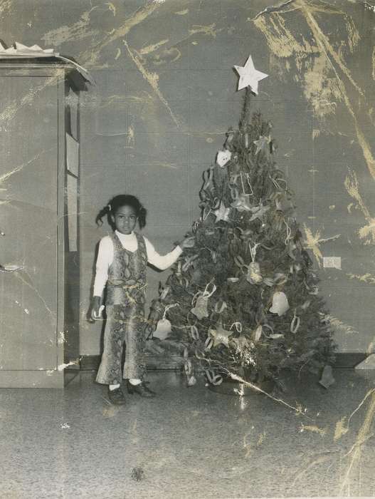 Iowa, Barrett, Sarah, Waterloo, IA, Children, african american, Portraits - Individual, People of Color, christmas, Holidays, history of Iowa, christmas tree, Iowa History