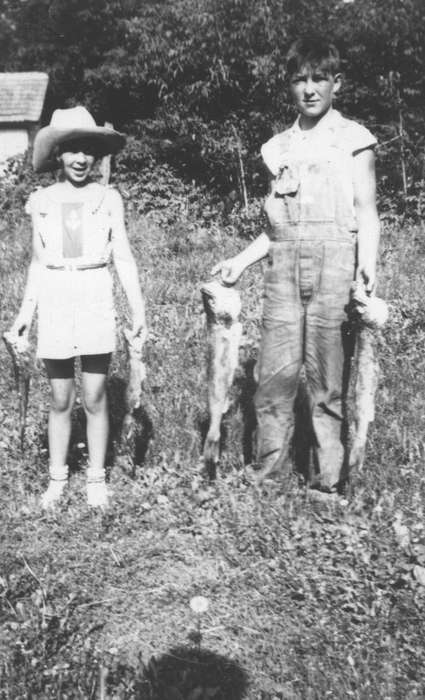 Outdoor Recreation, Portraits - Group, fish, Iowa, Frederika, IA, Children, Hahn, Cindy, history of Iowa, Iowa History