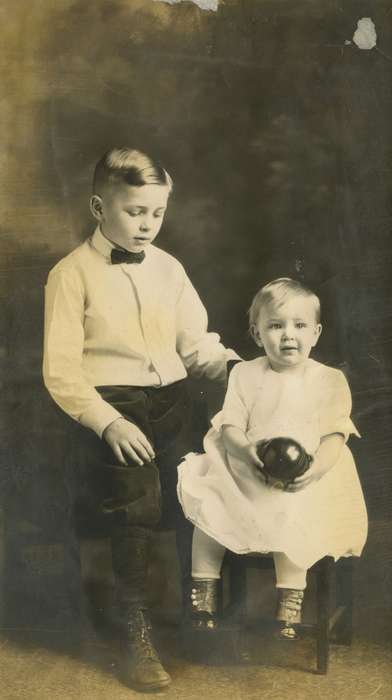 Portraits - Group, history of Iowa, Iowa History, siblings, Vinton, IA, Iowa, Children, Mullenix, Angie