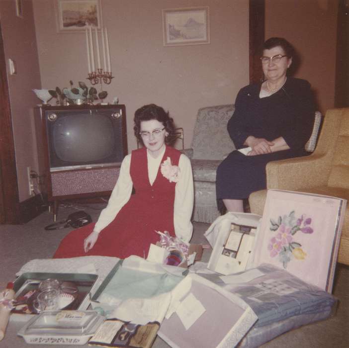 Iowa History, Iowa, history of Iowa, Portraits - Group, presents, Schutter, Rachel, Homes, tv, Titonka, IA, living room