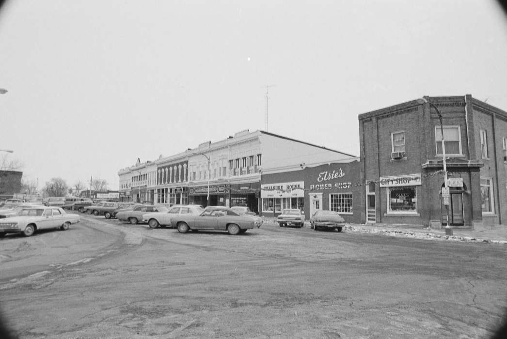 car, Cities and Towns, storefront, Iowa, Iowa History, parking lot, Lemberger, LeAnn, store, street, Main Streets & Town Squares, Bloomfield, IA, history of Iowa