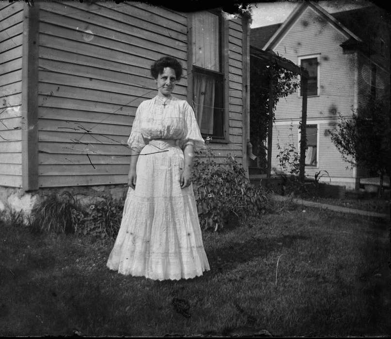 Iowa, Centerville, IA, dress, Portraits - Individual, yard, Lemberger, LeAnn, history of Iowa, Iowa History