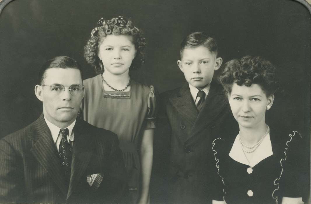 Henderson, Dan, history of Iowa, Iowa, Logan, IA, Families, curls, hairstyle, Iowa History, Portraits - Group, glasses