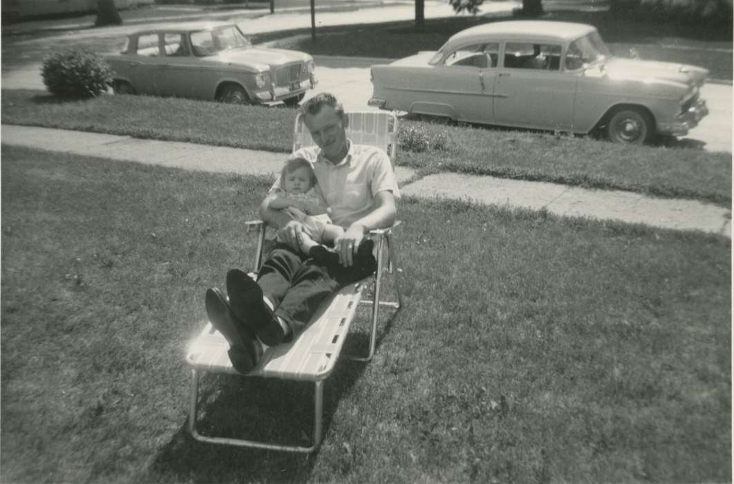 Motorized Vehicles, Wickwire (Uker), Cheryl, Iowa History, Leisure, Children, Iowa, history of Iowa, lawn chair, Portraits - Group, car, Families, Charles City, IA