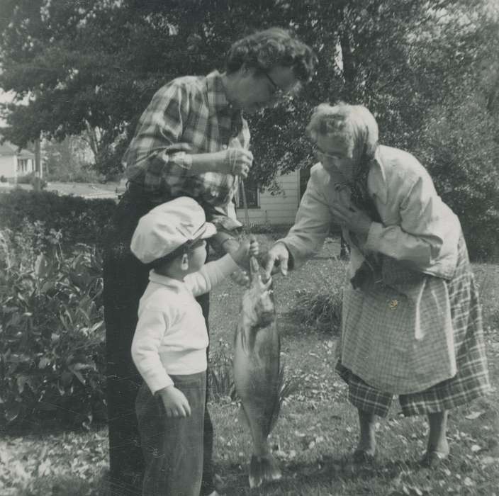 Animals, Iowa History, Iowa, Fink-Bowman, Janna, Families, Outdoor Recreation, Harpers Ferry, IA, Children, history of Iowa, fish