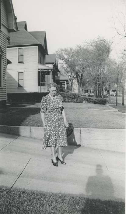 Portraits - Individual, history of Iowa, woman, Waverly, IA, Waverly Public Library, Iowa, Iowa History, suburban, correct date needed, old woman