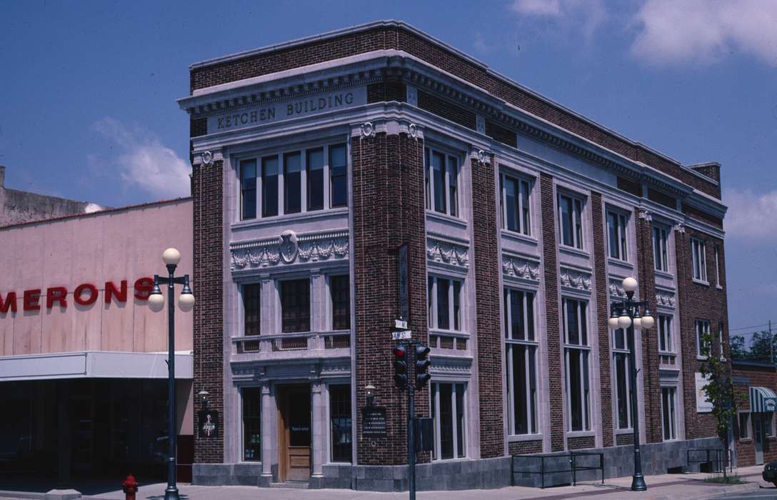 Cities and Towns, stoplight, Library of Congress, Iowa History, lightpost, Iowa, history of Iowa, Businesses and Factories, corner, lamppost