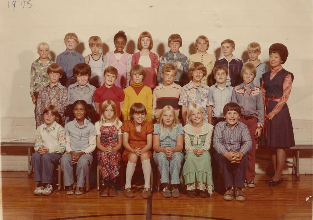 Portraits - Group, Iowa, Barrett, Sarah, Waterloo, IA, Schools and Education, Children, african american, People of Color, teacher, history of Iowa, class, Iowa History