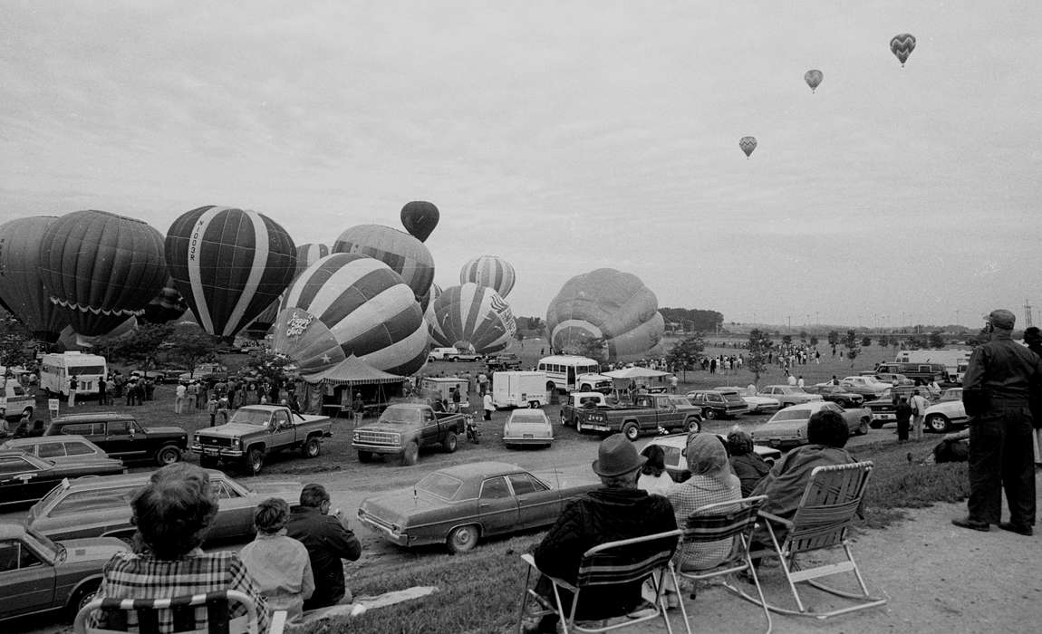 race, history of Iowa, Iowa History, Ottumwa, IA, Entertainment, Motorized Vehicles, truck, car, crowd, air balloon, Fairs and Festivals, Iowa, Lemberger, LeAnn, bus