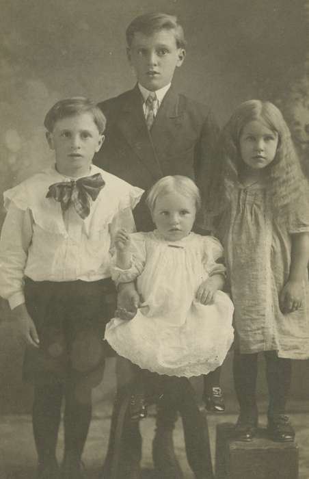 Portraits - Group, Iowa, Marvets, Peggy, Children, Tripoli, IA, history of Iowa, siblings, Iowa History