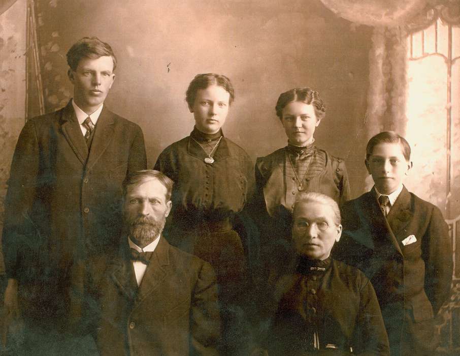 Portraits - Group, Lang, Mavis, history of Iowa, Iowa History, Families, siblings, necklace, Iowa, Lansing, IA