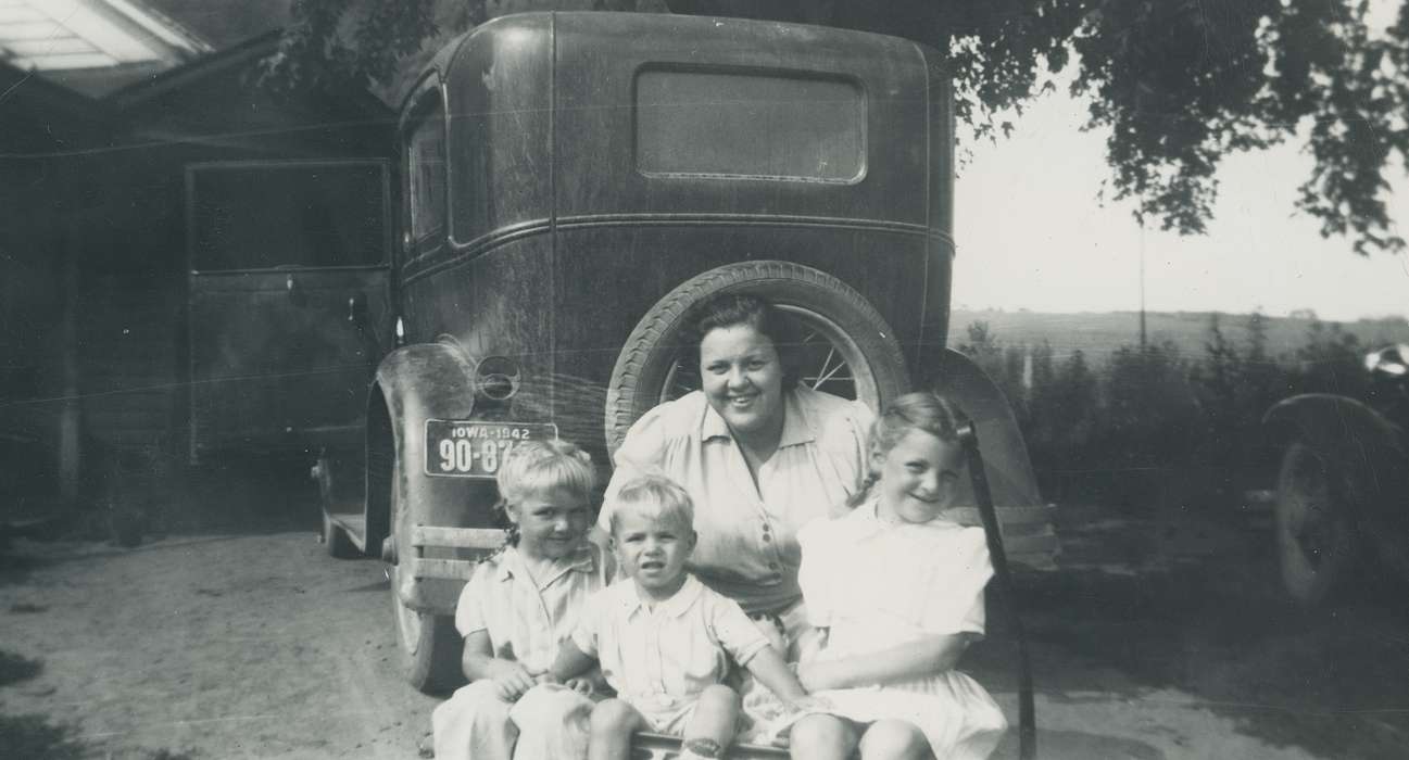 Portraits - Group, license plate, kids, history of Iowa, Iowa History, Families, girl, Motorized Vehicles, smile, woman, car, Spilman, Jessie Cudworth, Iowa, boy, USA, Children