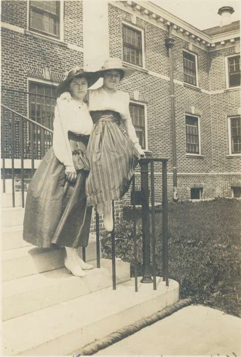 Cedar Falls, IA, history of Iowa, Portraits - Group, fashion, Iowa, university of northern iowa, uni, Iowa History, Schools and Education, iowa state teachers college, University of Northern Iowa Museum, hats, bartlett hall