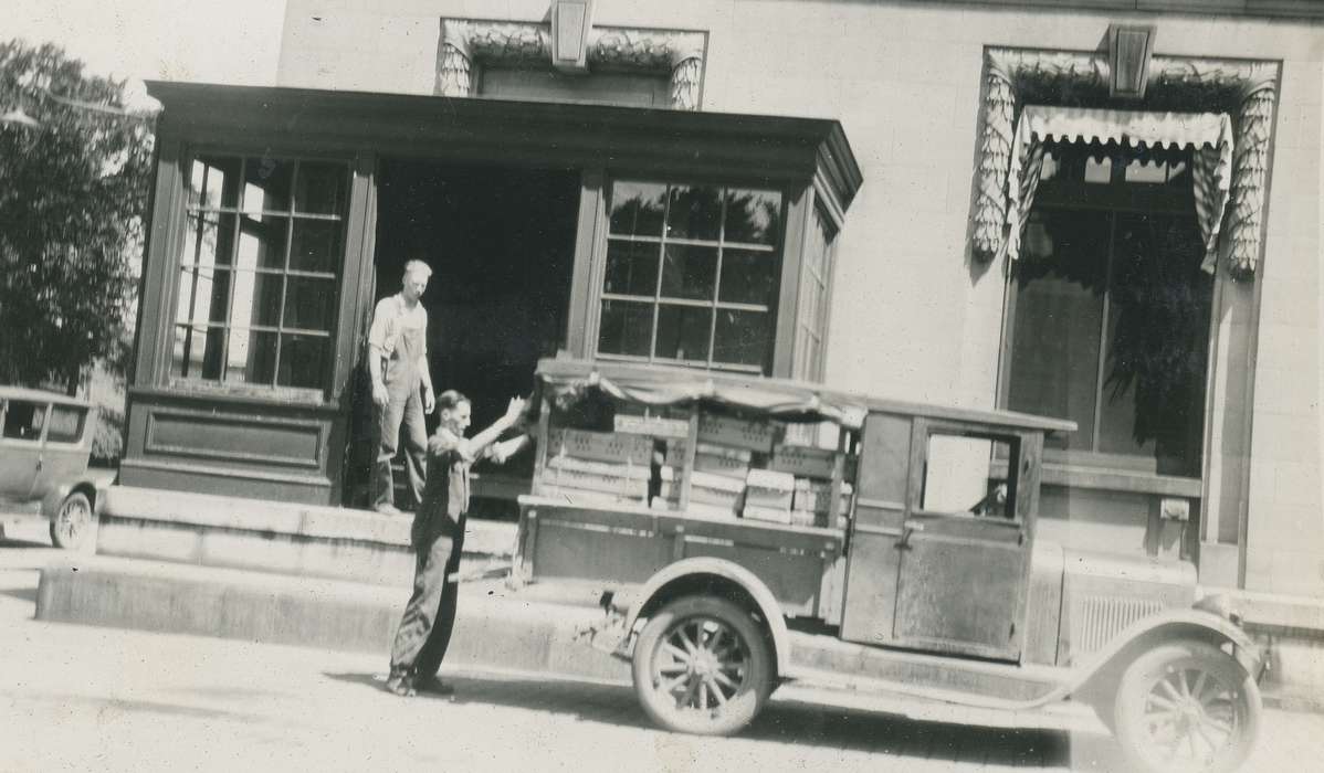 history of Iowa, hatchery, Iowa History, truck, Webster City, IA, Motorized Vehicles, Businesses and Factories, Iowa, Cities and Towns, McMurray, Doug, Labor and Occupations