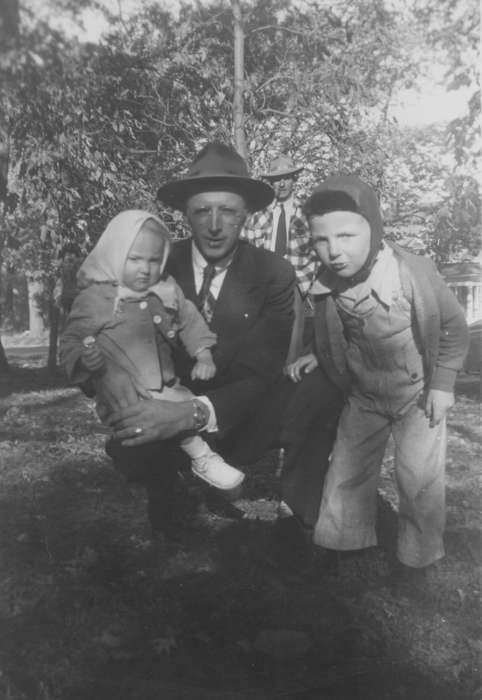 bonnet, father, Cresco, IA, history of Iowa, hat, Iowa, Families, Children, Iowa History, Portraits - Group, Ollendieck, Dalene