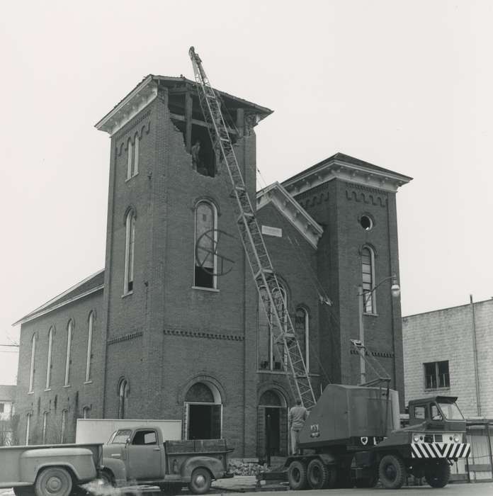 crane, history of Iowa, pickup truck, Waverly Public Library, Religious Structures, Waverly, IA, Main Streets & Town Squares, Iowa, Motorized Vehicles, church, brick building, Iowa History, Cities and Towns, methodist church, Labor and Occupations, Wrecks