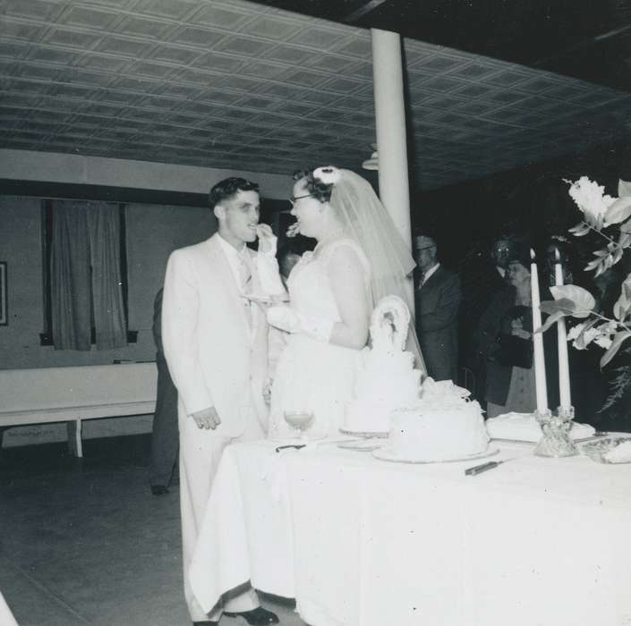 wedding cake, cake, history of Iowa, Iowa History, candle, couple, wedding gown, candles, Spilman, Jessie Cudworth, Iowa, Weddings, USA, wedding dress