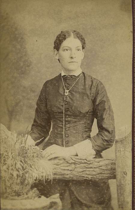 Dean, Shirley, history of Iowa, necklace, Iowa, Iowa History, Grandview, IA, Portraits - Individual