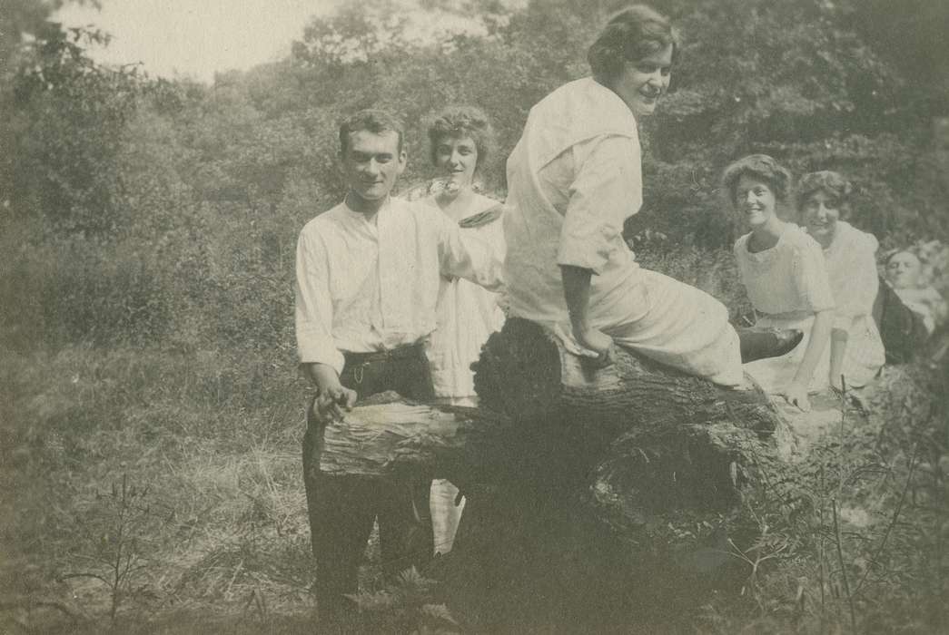 Portraits - Group, Iowa, Cedar Heights, IA, Leisure, LeQuatte, Sue, history of Iowa, tree, friends, Iowa History