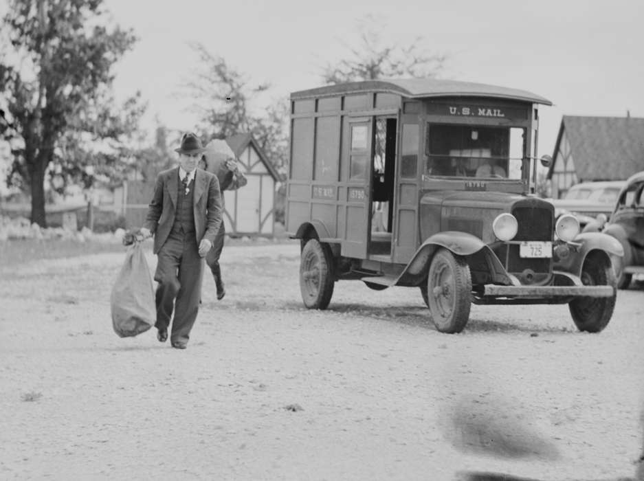 mail carrier, history of Iowa, Iowa History, Ottumwa, IA, Lemberger, LeAnn, Motorized Vehicles, Civic Engagement, car, Iowa, mail, Labor and Occupations