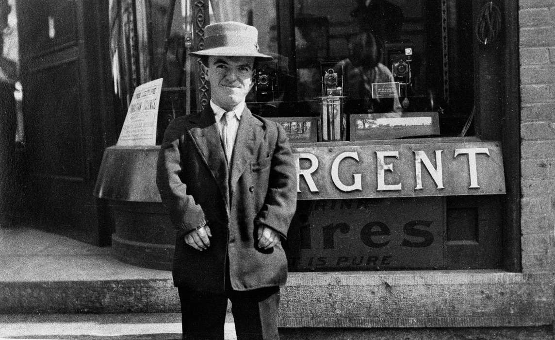 little person, Iowa, hat, camera, Portraits - Individual, Lemberger, LeAnn, Ottumwa, IA, drugstore, history of Iowa, Main Streets & Town Squares, Iowa History