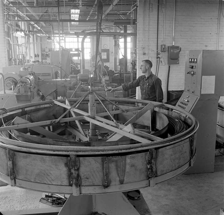worker, Farming Equipment, history of Iowa, Iowa History, factory, Ottumwa, IA, john deere, Businesses and Factories, Iowa, Lemberger, LeAnn, Labor and Occupations