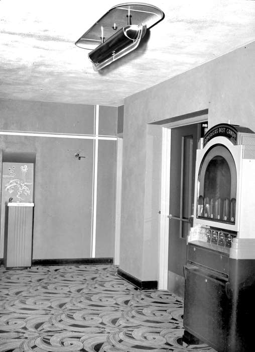 history of Iowa, Iowa History, Ottumwa, IA, Entertainment, Lemberger, LeAnn, movie theater, lobby, Iowa, Cities and Towns, Leisure