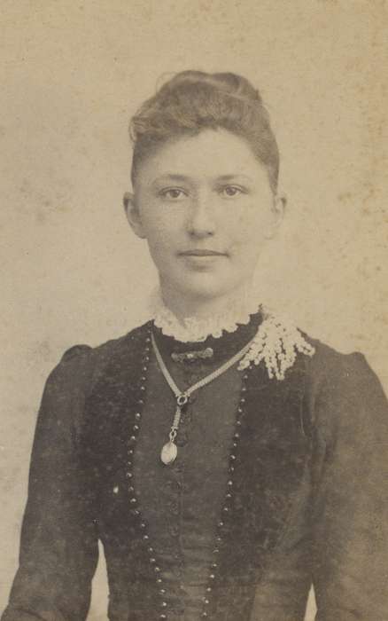 brooch, history of Iowa, Iowa History, woman, Olsson, Ann and Jons, lace collar, necklace, Iowa, Rockford, IA, carte de visite