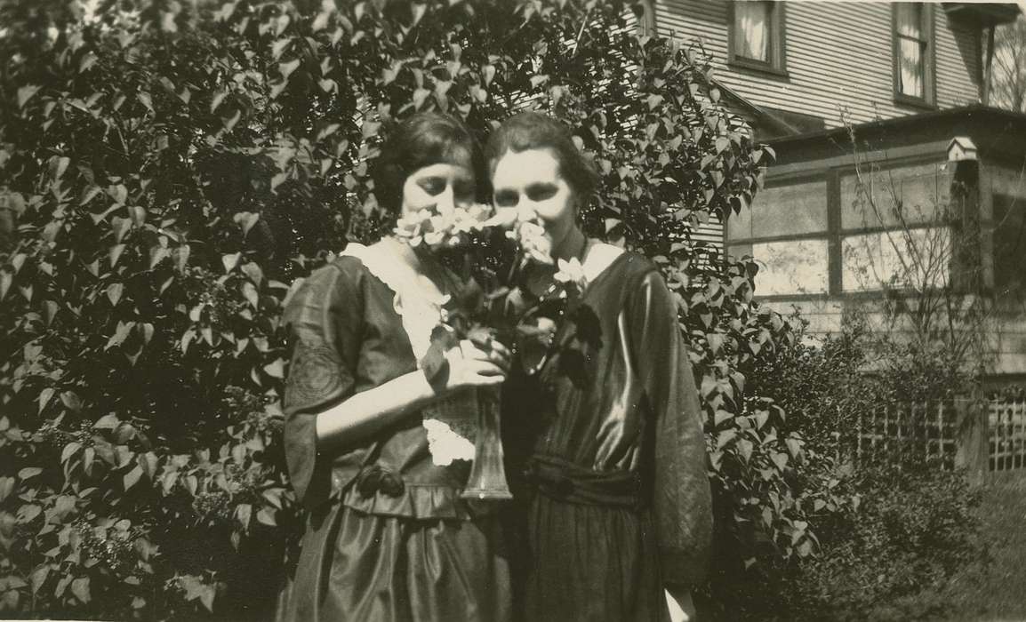 Portraits - Group, history of Iowa, bouquet, women, Iowa History, Dean, Shirley, Iowa, flower, Grandview, IA