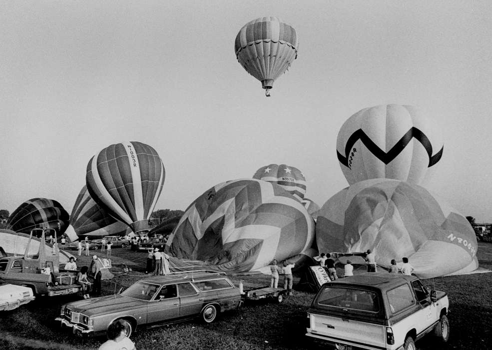 race, history of Iowa, Iowa History, Ottumwa, IA, Entertainment, Motorized Vehicles, car, air balloon, crowd, Fairs and Festivals, Iowa, Lemberger, LeAnn