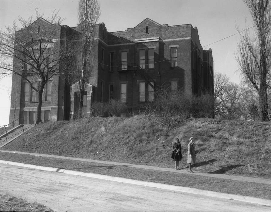 waiting, school, Iowa, Schools and Education, Children, students, Lemberger, LeAnn, Ottumwa, IA, history of Iowa, Iowa History