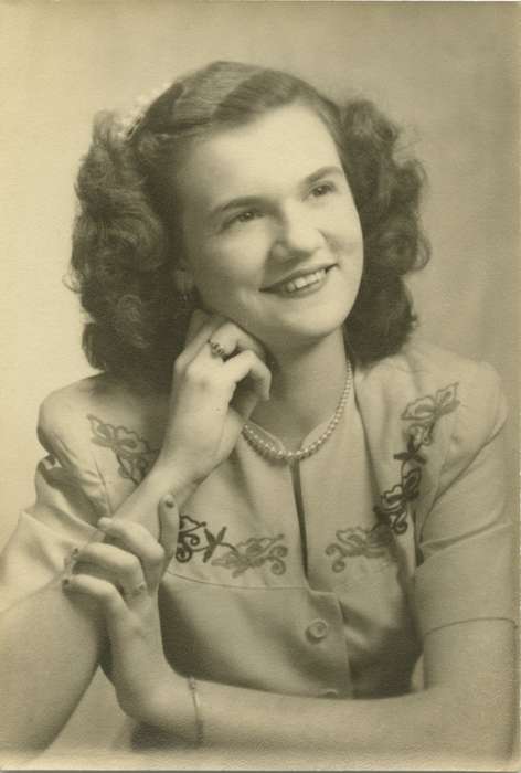 pearls, Bettendorf, IA, history of Iowa, Ehlers, Monte, Iowa, Iowa History, Portraits - Individual