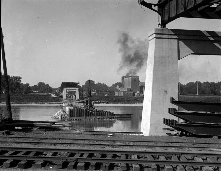 bridge, Iowa History, Ottumwa, IA, history of Iowa, Lakes, Rivers, and Streams, Iowa, Lemberger, LeAnn, construction, Labor and Occupations