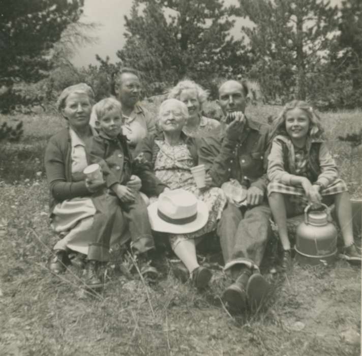 history of Iowa, picnic, Knoxville, IA, Iowa, Food and Meals, Anderson, Lydia, Families, Iowa History, Portraits - Group