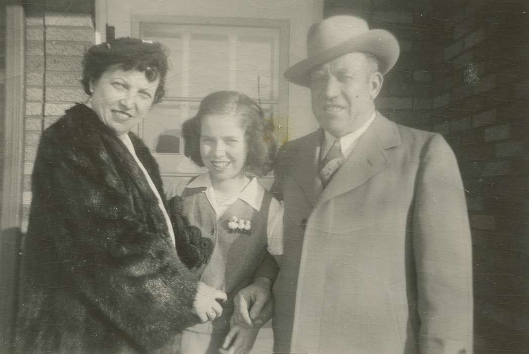 Portraits - Group, history of Iowa, Iowa History, IA, Families, Fink-Bowman, Janna, fur coat, Iowa, family, hat